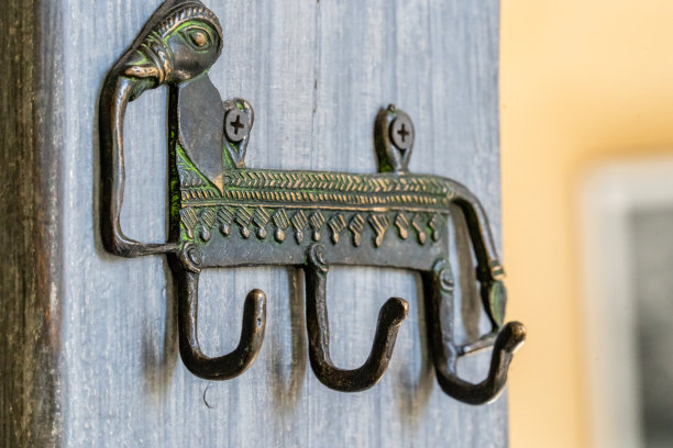 一个古董衣架的特写视图-木制背景，部分模糊图片下载