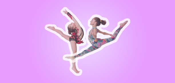 美丽的两个体操运动员少女跳跃在工作室图片下载