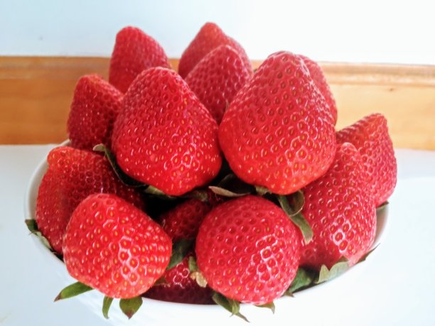 草莓是一种广泛种植的有香气的水果，色泽鲜红，质地多汁，香甜可口。健康的饮食生活方式图片下载