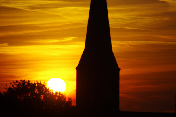 教堂塔楼的剪影图片下载