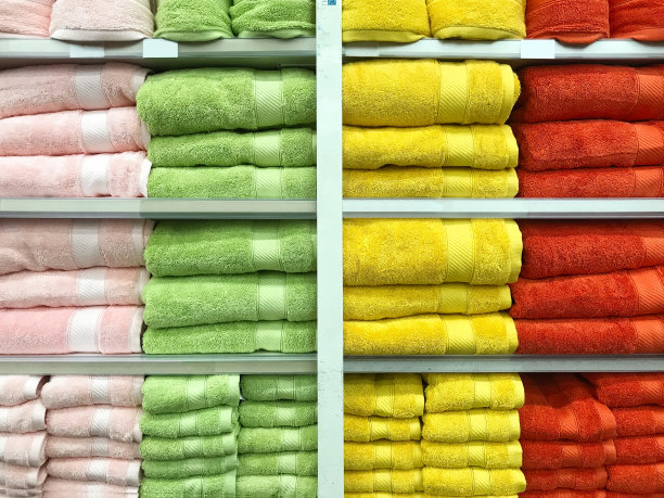 零售陈列中的毛巾图片下载