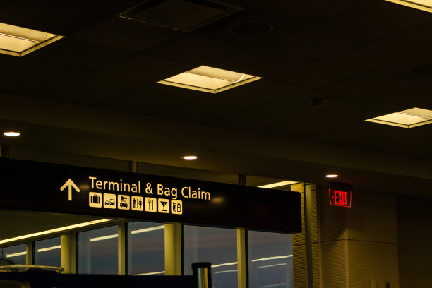 现代国际机场为航空旅客而设的路标;Night Shot, No People图片下载