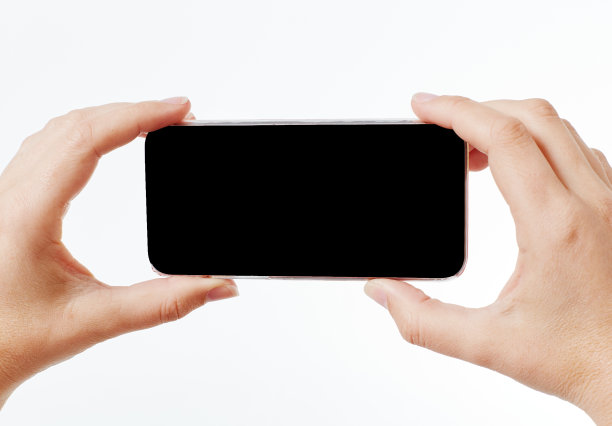 女性手举手机拍照图片下载