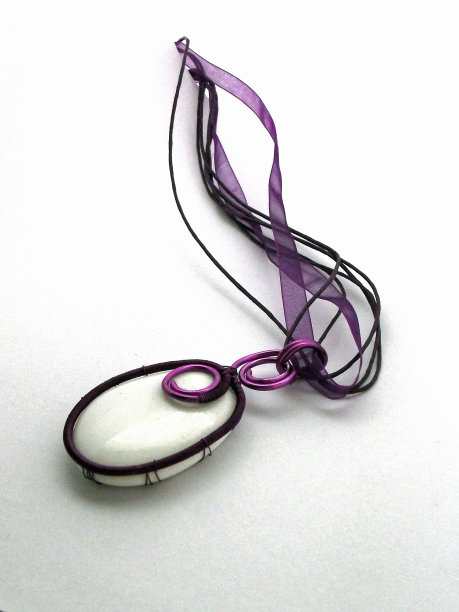 由银丝和白玻璃制成的独特手工首饰图片下载