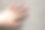 男性男性的手的特写与粗糙的皮肤和短指甲休息在平面复制空间背景，俯视图。手工劳动和双手护理理念。图片下载