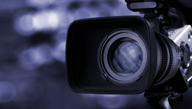 带有镜面反射的照相机镜头。图片下载