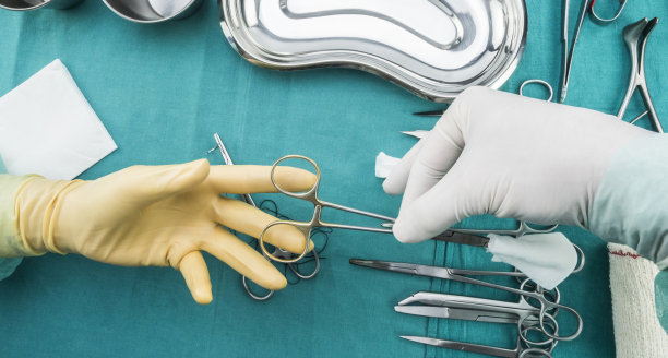 外科医生在手术室工作，双手戴手套拿着缝合剪刀和螺旋，概念性图像，合成水平图片下载