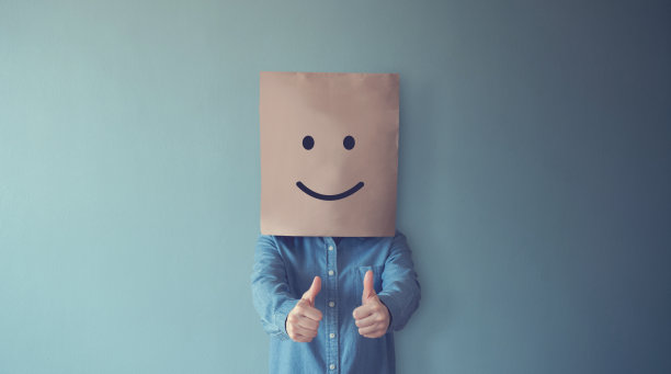 女人用笑脸表情遮住她的脸，复制空间。图片下载