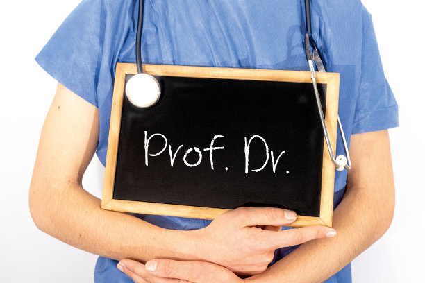 医生在黑板上显示信息:教授博士医学概念。图片下载