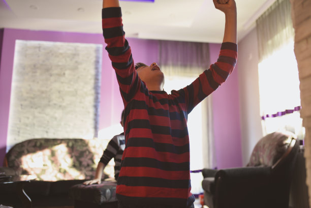 庆祝在电子游戏中赢得第一名图片下载