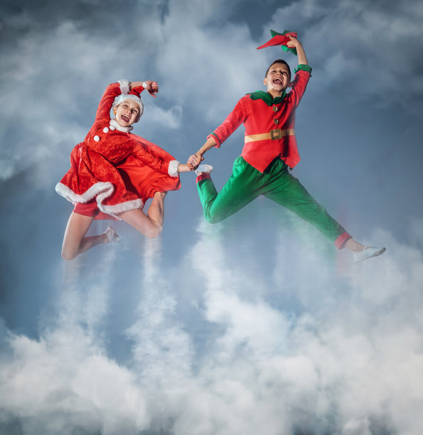 穿着彼得·潘和雪姑娘服装的有趣孩子们。图片下载