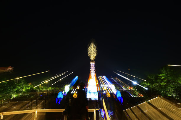 舞台灯光效果在黑暗中，特写图片图片下载