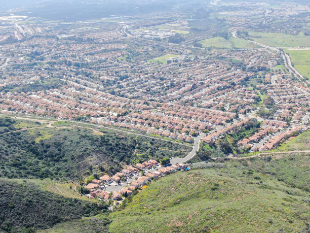 鸟瞰卡梅尔山谷的黑山与郊区社区图片下载