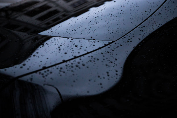 雨点落在汽车挡风玻璃上图片下载