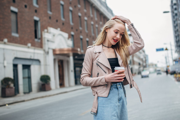 美丽的金发女人站在市中心的大街上图片下载