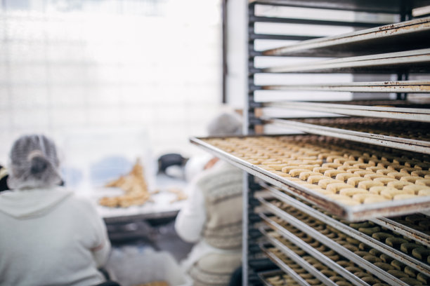 在面包店做饼干的女人图片下载
