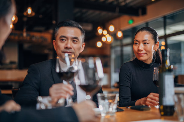 优雅的商务人士在餐厅图片下载