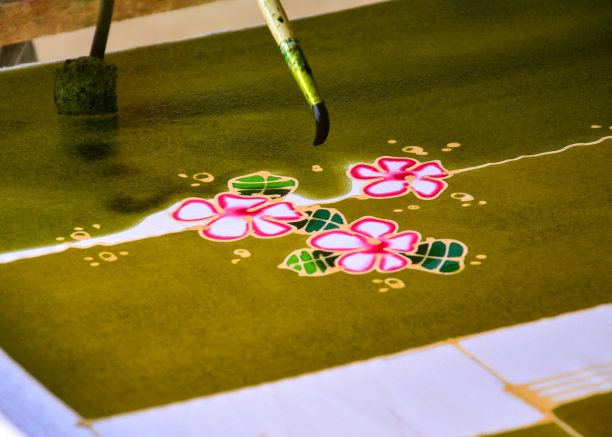 在织物上画水彩制作蜡染，制作蜡染，画传统蜡染图片下载