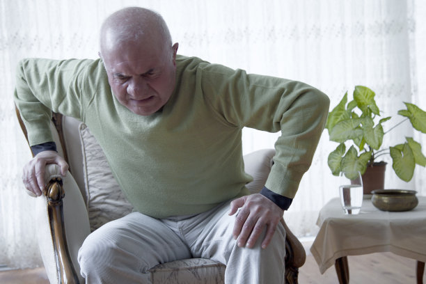 饱受病痛折磨的老人图片下载