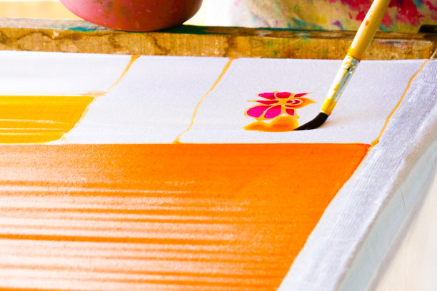在织物上画水彩制作蜡染，制作蜡染，画传统蜡染图片下载
