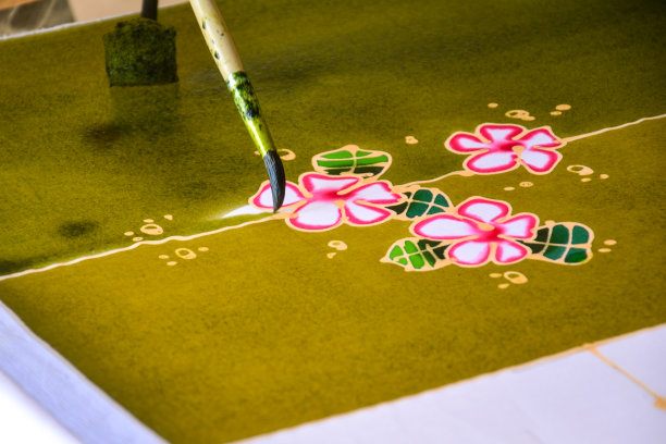 在织物上画水彩制作蜡染，制作蜡染，画传统蜡染图片下载