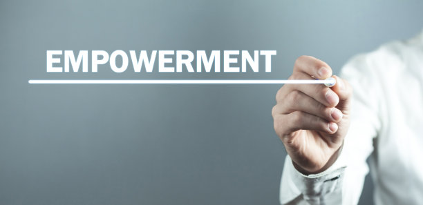 在屏幕上写文字的人。经营理念图片下载