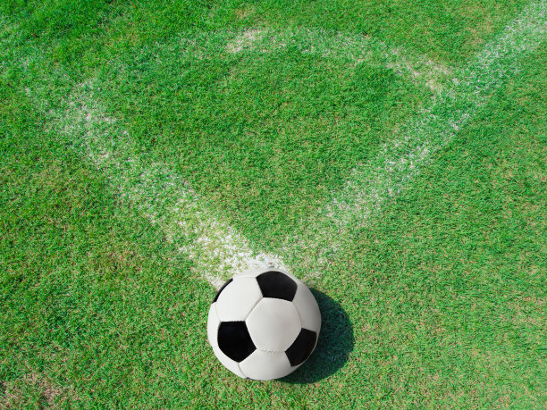 在球场的角落里踢足球图片下载