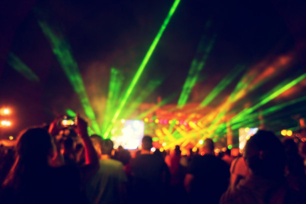 模糊青年音乐节的流行音乐。舞台上的激光表演。那群球迷。明亮的抽象背景适合任何设计。模糊散景基本背景设计图片下载