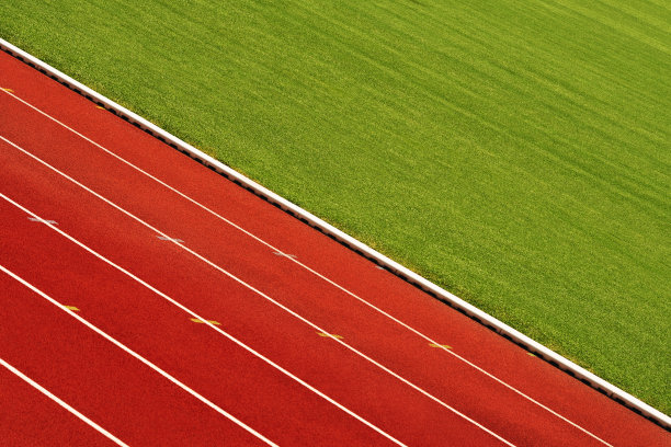 足球场，红色跑道，大型体育场绿色草坪图片下载