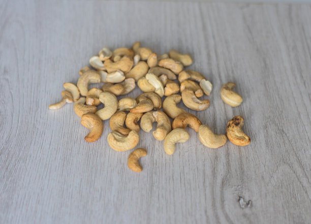健康的食物背景图片特写腰果。坚果纹理上的白色灰色表顶视图图片下载