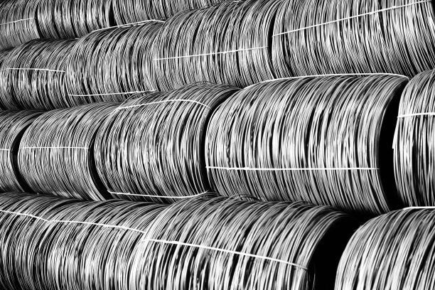 在冶金厂生产金属线材图片下载