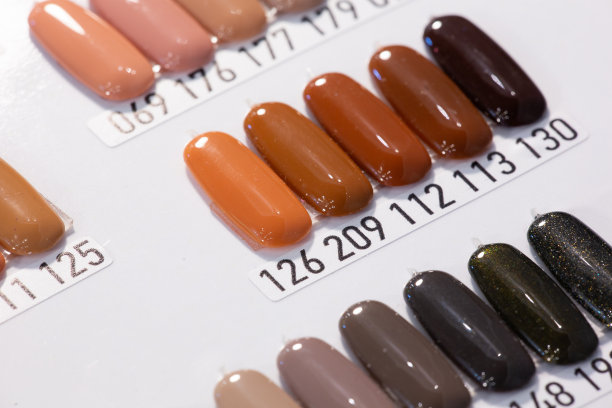 指甲颜色选择集。请仔细查看指甲油样品。颜色鲜艳的指甲油样品收集。可以作为背景。图片下载