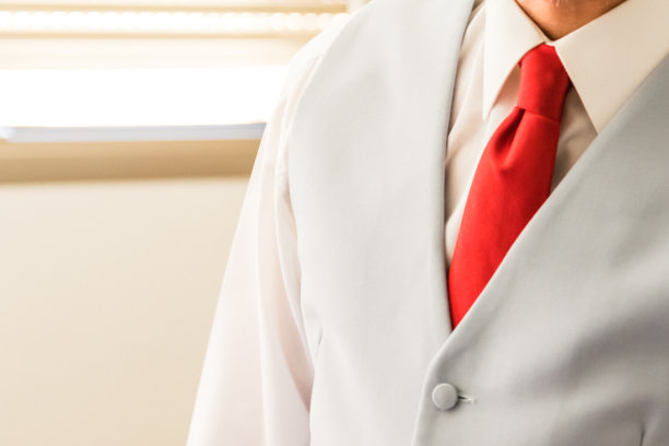 给一个男人系上红色的领带图片下载