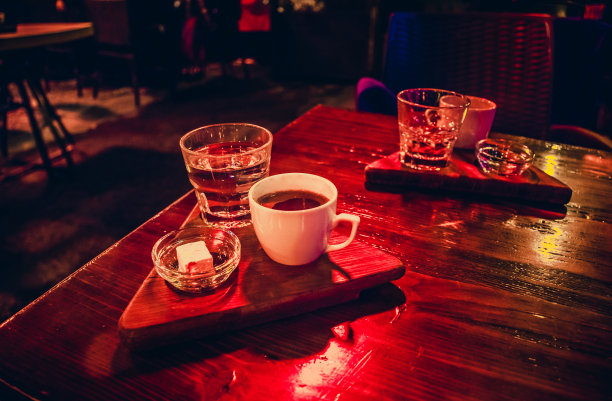 晚上桌上放着一杯白色的咖啡和土耳其软糖图片下载