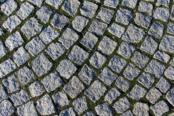 一条古老的石头铺的街道图片下载