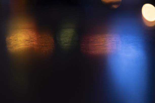 模糊了城市夜晚灯光的散景背景。图片下载