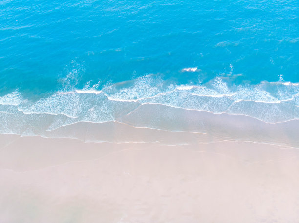 一架无人机在海滩的视图，俯视图无人机照片图片下载