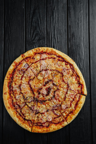 披萨烧烤酱与鸡肉在黑色木制背景俯视图图片下载