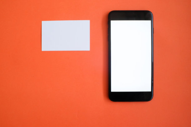 办公桌上的智能手机模型。图片下载