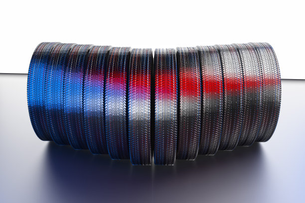 新的冬季轮胎与现代胎面在黑色的背景。图片下载