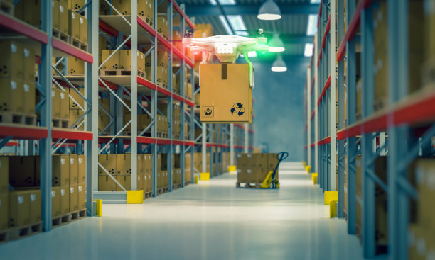 无人机在仓库工作图片下载