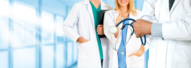 医疗保健的人。在医院办公室或诊所与其他医生、护士和外科医生一起工作的专业医生。医疗技术研究所和医生人员的服务理念。图片下载