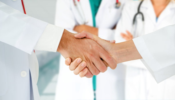 医疗保健的人。在医院办公室或诊所与其他医生、护士和外科医生一起工作的专业医生。医疗技术研究所和医生人员的服务理念。图片下载