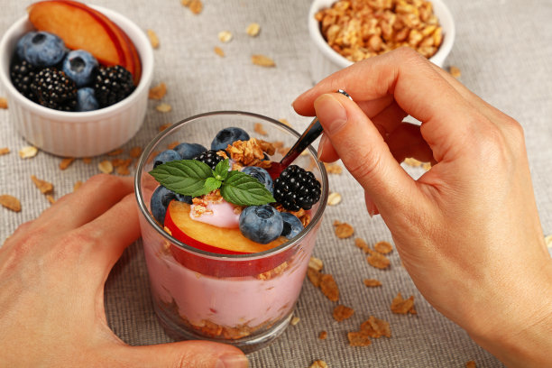 一个女人在吃早餐麦片加酸奶图片下载