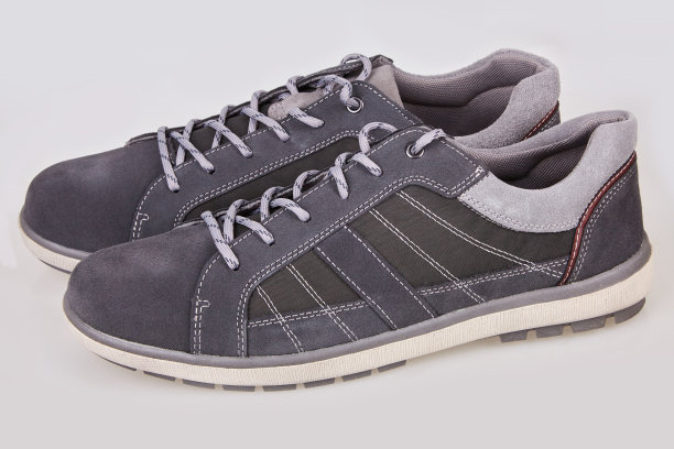 灰色时髦的运动鞋图片下载