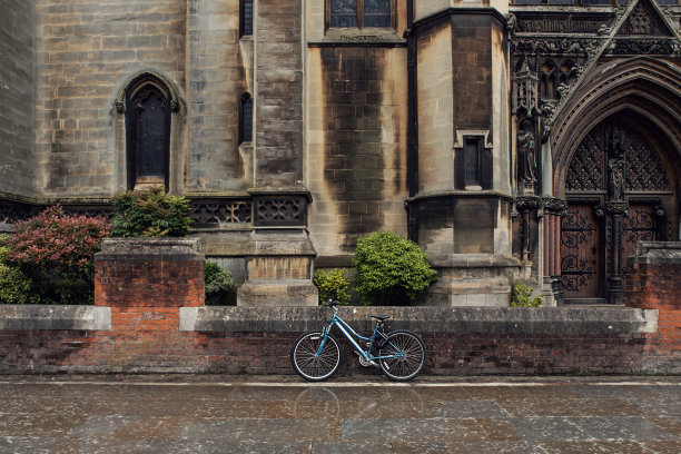 蓝山自行车停在剑桥教堂附近，雨天图片下载