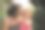 年轻的母亲亲吻女儿的脸颊图片下载