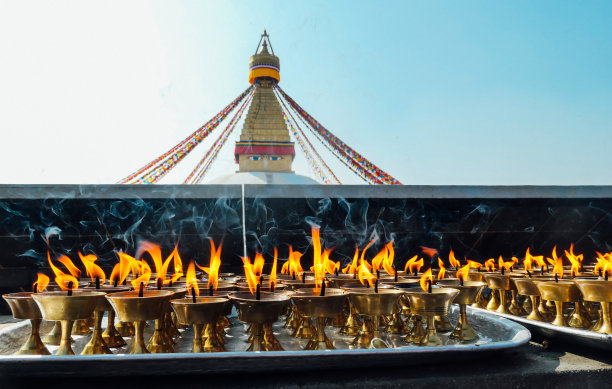 尼泊尔-蜡烛和佛像图片下载