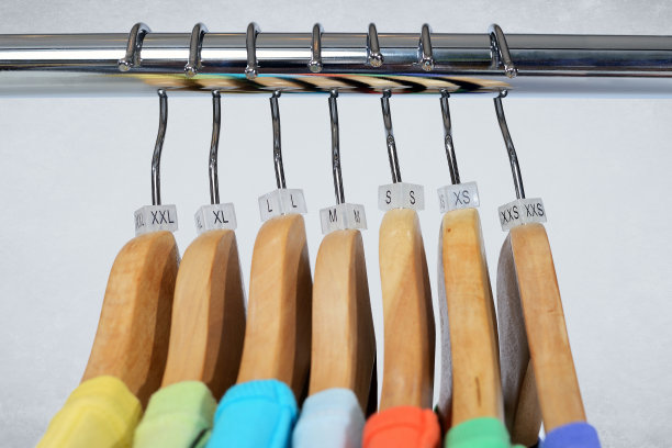 不同颜色的t恤挂在封闭架上图片下载