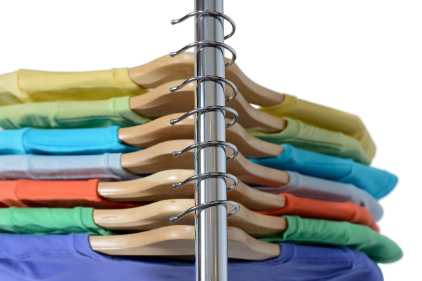 彩色t恤挂在关闭架上隔离在白色图片下载